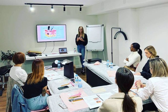 Tebori Brows lanza su primer curso de Hairstrokes para el diseño realista de cejas