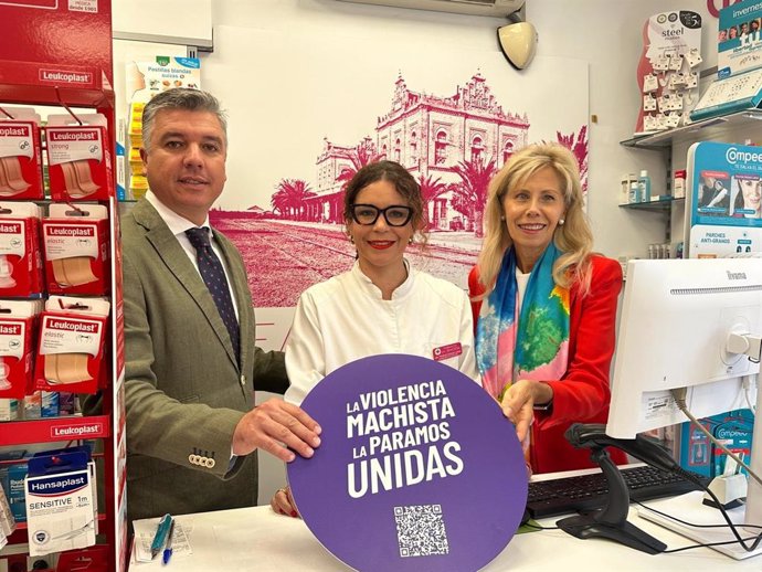 La subdelegada del Gobierno en Huelva, María José Rico, y el presidente del Colegio de Farmacéuticos, Jorge Juan García Maestre, tras la firma del acuerdo.