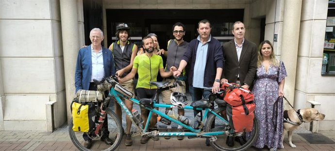 El ciclista y sus guías ha visitado la sede de la ONCE en Málaga, donde ha mantenido un encuentro con su director, José Miguel Luque, y el jefe del Departamento de Servicios Sociales y exparalímpico, Marcelo Rosado.