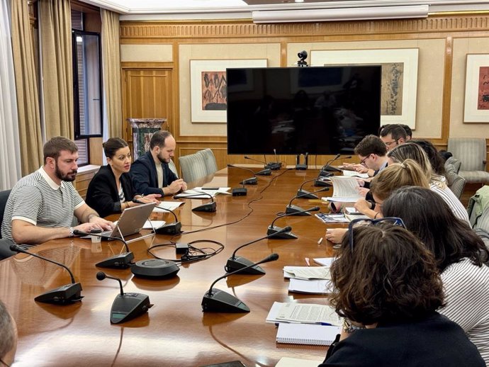 Reunión de Sira Rego con representantes del tercer sector.