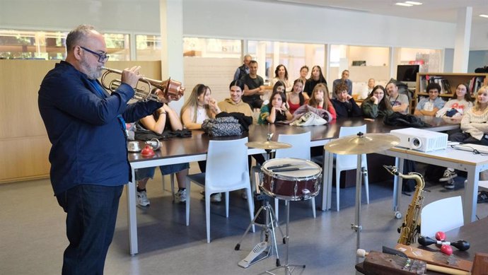 Arturo Cid toca el saxofón durante el taller con alumnos en el BiblioLab del Parque de las Ciencias