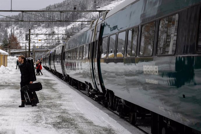 Archivo - November 4, 2023, Laa, Viken, Norway: Several passengers are seen walking along the platforms of the Ăl train station. The Bergen train route, known as Bergensbanen, is a rail experience that offers travelers a scenic journey through Norway's m