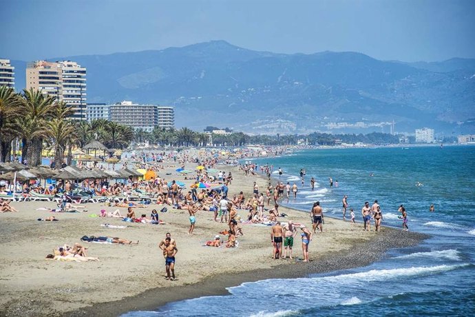 Archivo - Vista de una playa de Torremolinos.