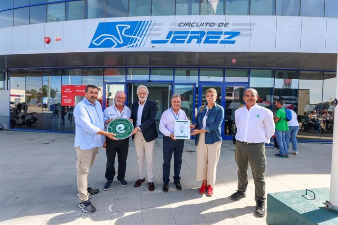 Archivo - Responsables del Ayuntamiento de Jerez muestran el certificado europeo conseguido por el circuito por la celebración de la Superbike