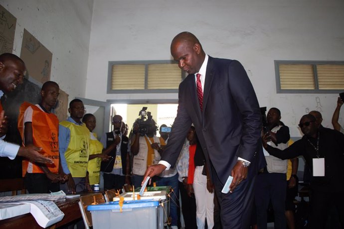 INHAMBANE, Oct. 10, 2024  -- Daniel Chapo, presidential candidate for the ruling party Frelimo, casts his vote at a primary school in Inhambane, Mozambique, Oct. 9, 2024.   Mozambicans began voting on Wednesday for a new president. The 2024 general electi