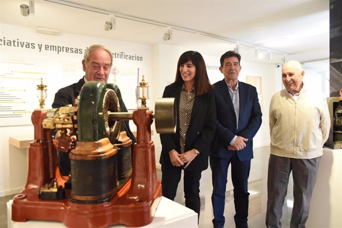 Presentación de la exposición 'La energía hidroeléctrica en la provincia de Granada: el legado del agua' con la diputada provincial de Cultura y Educación, Pilar Caracuel