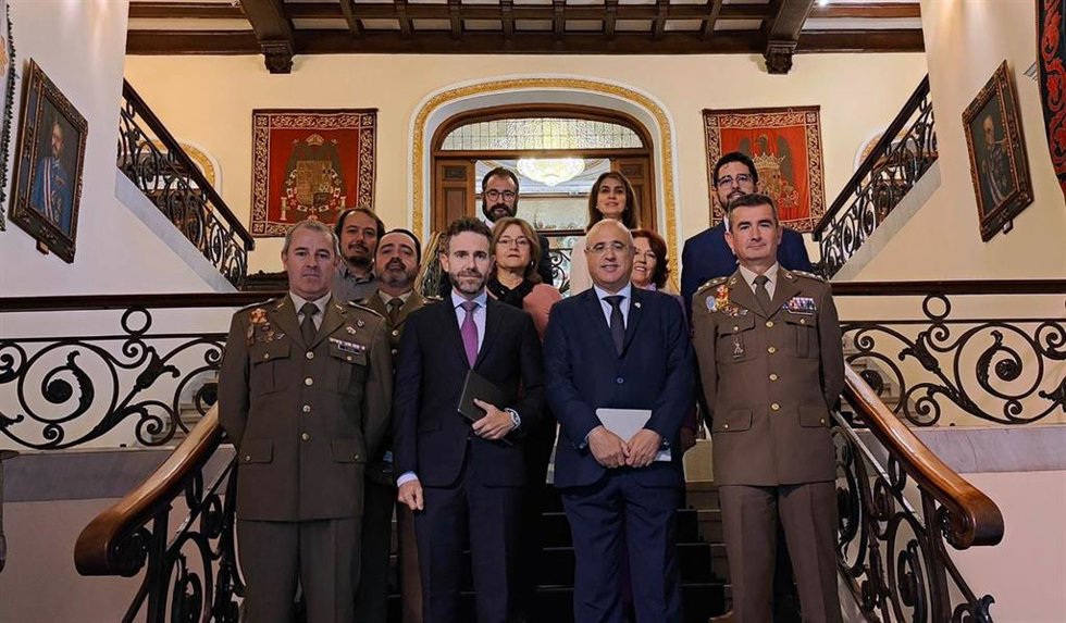 De izq. A dcha., en primera fila: El Suboficial Mayor de la Academia, Enrique Almaraz, el rector de la Universidad Europea Miguel de Cervantes, David García López, el subdelegado del Gobierno en Valladolid, Jacinto Canales de Caso, y el Coronel Director