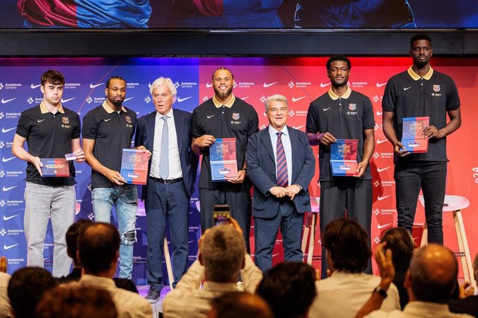 Archivo - Joan Laporta, President of FC Barcelona, Josep Cubells, Kevin Punter, Justin Anderson, Juan Nunez, Chimezie Metu and Youssoupha Fall during the presentation as new FC Barcelona Basket players at Auditori 1899 on August 26, 2024 in Barcelona, Spa