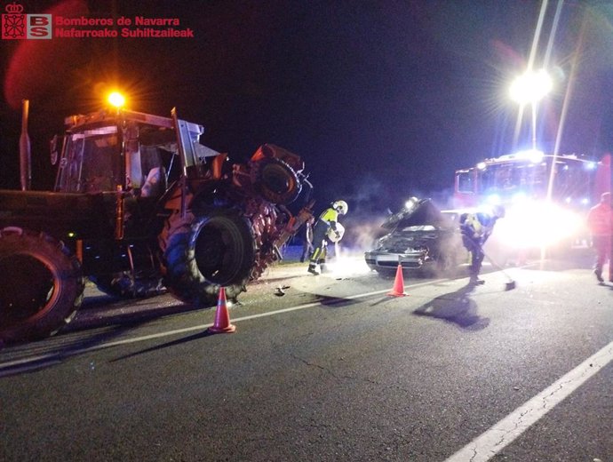 Herida una mujer de 70 años tras una colisión entre un coche y un tractor en Lizoáin