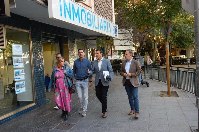 Visita del portavoz del PSOE en el Ayuntamiento de Granada, Paco Cuenca (2d) a la Avenida de Dílar con parte de su equipo