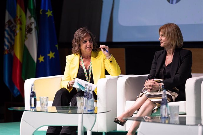 La consejera de Sostenibilidad y Medio Ambiente de la Junta de Andalucía, Catalina García, y la alcaldesa de Jerez, María José García-Pelayo, en el Congreso Internacional de Cambio Climático celebrado en esta localidad.