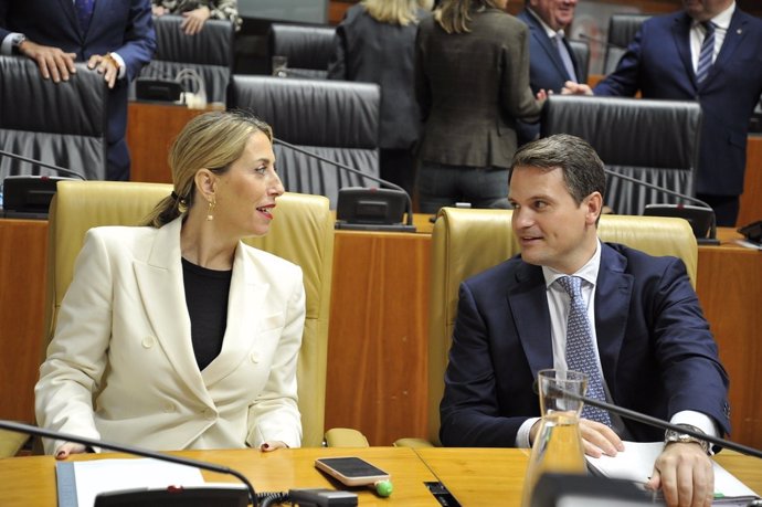 La presidenta de la Junta, María Guardiola, y el consejero de Presidencia, Interior y Diálogo Social, Abel Bautista, en el pleno de la Asamblea de Extremadura