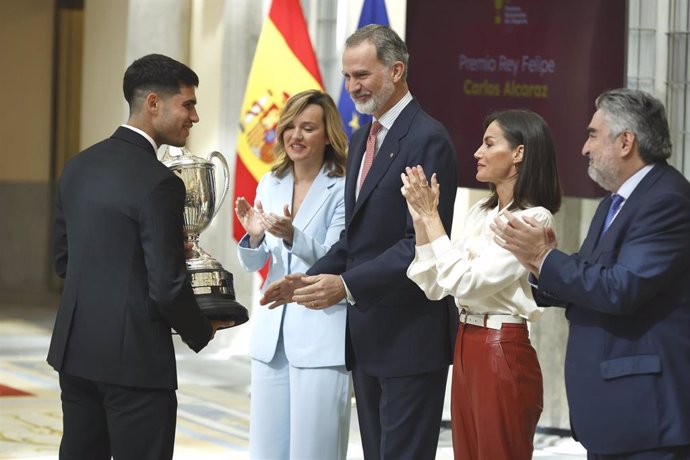 Archivo - El tenista Carlos Alcaraz recibe el Premio Rey Felipe al mejor deportista español del año durante la entrega de los Premios Nacionales del Deporte 2022 en el Palacio Real El Pardo, a 04 de abril de 2024, en Madrid (España). Los Premios Nacionale