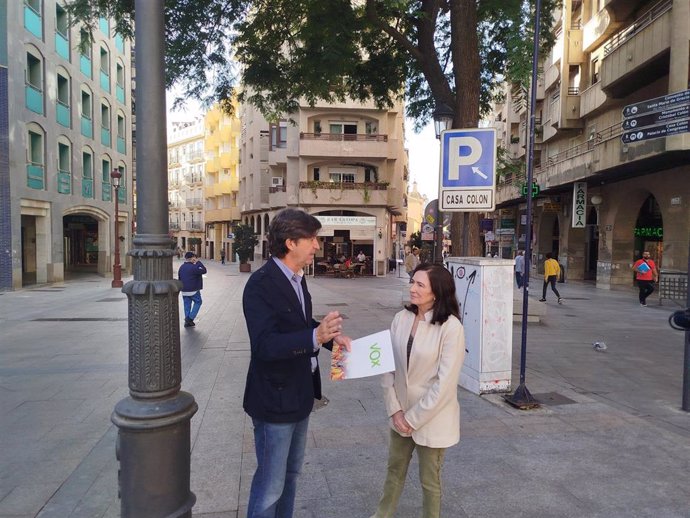 Los concejales de Vox en el Ayuntamiento de Huelva en plaza Quintero Báez.