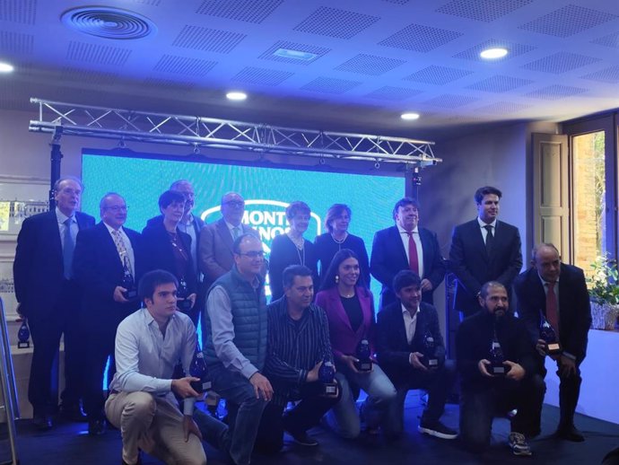 Foto de familia del medio siglo de Montepinos en la localidad soriana de Almazán.