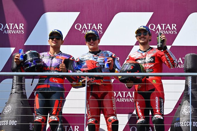 De izquierda a derecha; Jorge Martín, Marc Márquez y Francesco Bagnaia en el podio de la carrera de MotoGP en el GP Australia 2024