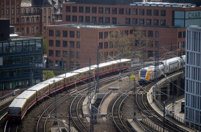 Archivo - FILED - 05 April 2024, Berlin: An S-Bahn and an ODEG regional train run on the tracks between Berlin Central Station and Friedrichstrasse station. Photo: Monika Skolimowska/dpa