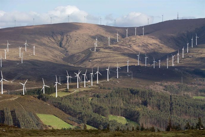 Archivo - Varios aerogeneradores en el parque eólico de Vilachá, a 15 de marzo de 2024, en Lugo, Galicia (España). Dicho parque, que se encuentra entre los concellos lucenses de Ourol y Muras, ha visto paralizada (por el Tribunal Superior de Xustiza de Ga