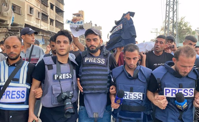 Archivo - July 31, 2024, Gaza City, Gaza Strip, Palestinian Territory: Mourners and colleagues surround the bodyies of Al-Jazeera Arabic journalist Ismail al-Ghoul and cameraman Rami al-Refee, killed in an Israeli strike during their coverage of Gaza's Al