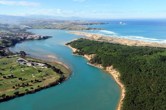 Archivo - Vista del Parque Natural de las Dunas de Liencres y Costa Quebrada