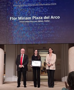 Entrega del premio a Flor Miriam Plaza del Arco.