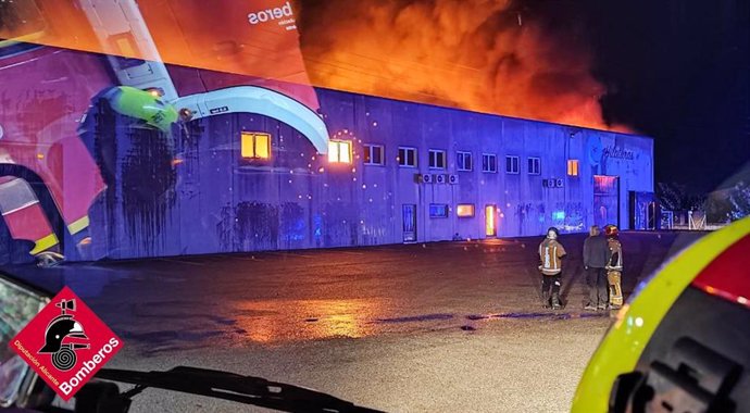 Bombers sufoquen l'incendi en la nau incendiada de Banyeres.