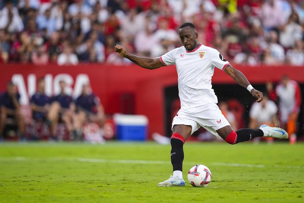 El extremo del Sevilla Dodi Lukebakio durante un partido.