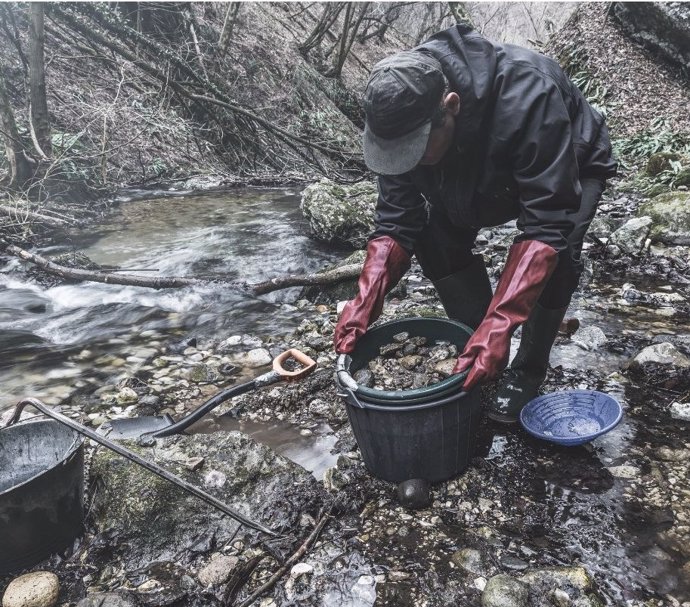 Imagen de bateo en el marco del proyecto 'Las huellas del oro en Cenes de la Vega'