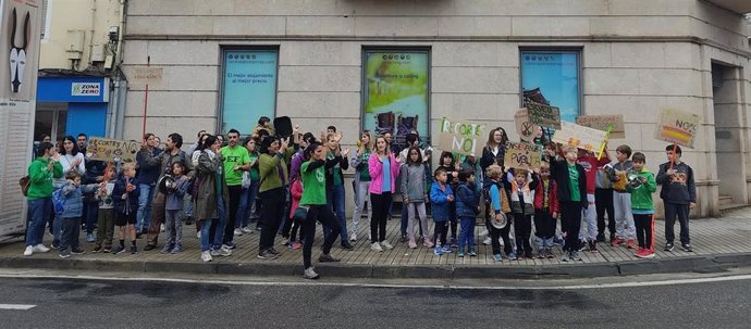 Concentración llevada a cabo este jueves en Aínsa en protesta por las carencias de personal que presenta el centro escolar Asunción Pañart.