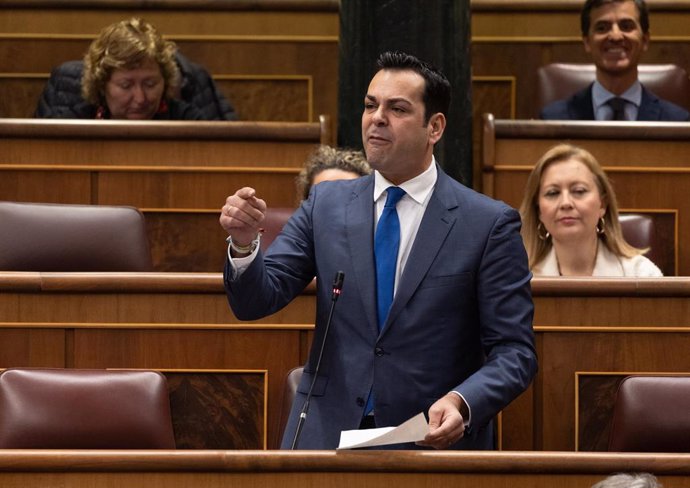 Archivo - El diputado por el PP de Jaén Juan Diego Requena en una sesión plenaria en el Congreso.