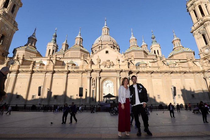 La alcaldesa de Zaragoza, Natalia Chueca, junto al creador de Monumental Tour, Michael Canitrot.