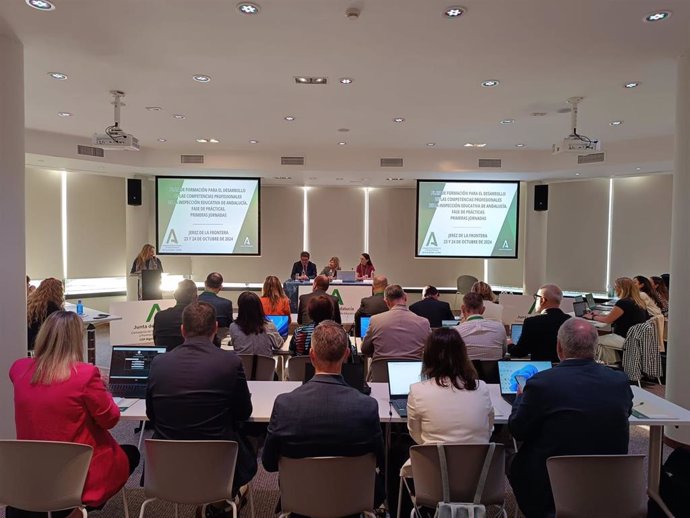 La delegada territorial de Desarrollo Educativo y Formación Profesional, Isabel Paredes, en las jornadas del Plan de Formación para el Desarrollo de las Competencias Profesionales de la Inspección Educativa de Andalucía celebrado en Jerez