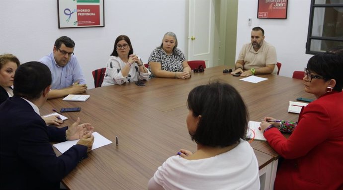 Reyes (i), junto a otros miembros del PSOE de Jaén, en la reunión con responsables de Fampa Los Olivos.