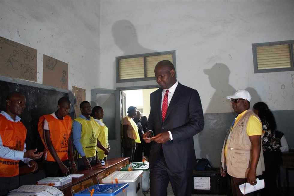 INHAMBANE, Oct. 10, 2024  -- Daniel Chapo, presidential candidate for the ruling party Frelimo, casts his vote at a primary school in Inhambane, Mozambique, Oct. 9, 2024.   Mozambicans began voting on Wednesday for a new president. The 2024 general elec