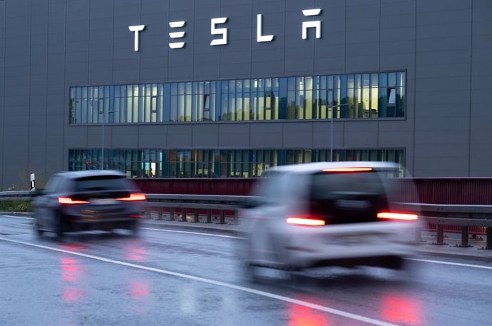 Archivo - 24 July 2024, Brandenburg, Grunheide: Cars drive past the Tesla Gigafactory on the L38 road. Another World War II bomb has been found near the factory which, according to the municipality, will not be removed but will have to be detonated on sit