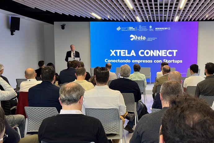 El consejero de Industria, Empleo, Innovación y Comercio, Eduardo Arasti, inaugura el programa Xtela Connect