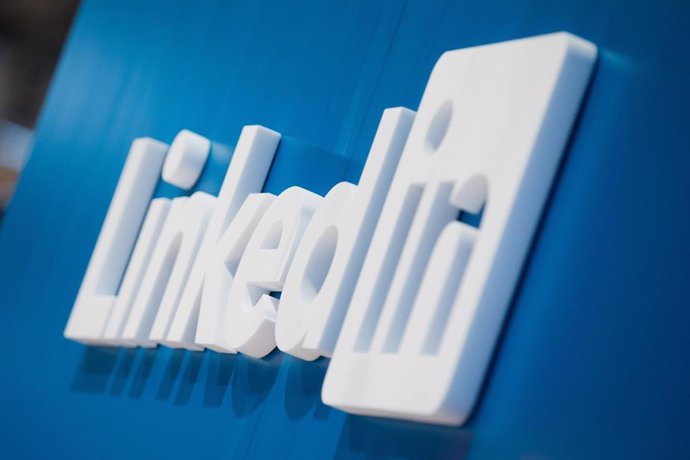 Archivo - FILED - 13 September 2017, North Rhine-Westphalia, Cologne: The LinkedIn logo can be seen at the dmexco digital trade fair in Cologne. Photo: picture alliance / Rolf Vennenbernd/dpa