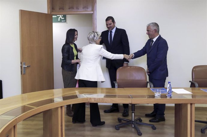 El conselleiro de Cultura, Lingua e Xuventude, José López Campos, y el secretario xeral de Lingua, Valentín García, se reúnen con las diputadas socialistas Siliva Longueira y Lara Méndez