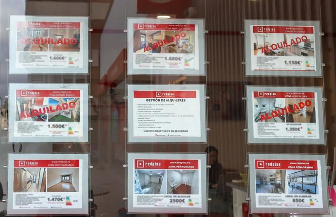 Anuncios en una inmobiliaria, a 17 de octubre de 2024, en Madrid (España). El pasado 15 de octubre, el Consejo de Ministros aprobó la nueva convocatoria del Bono Alquiler Joven de 2024, que repartirá 200 millones de euros entre las comunidades autónomas p