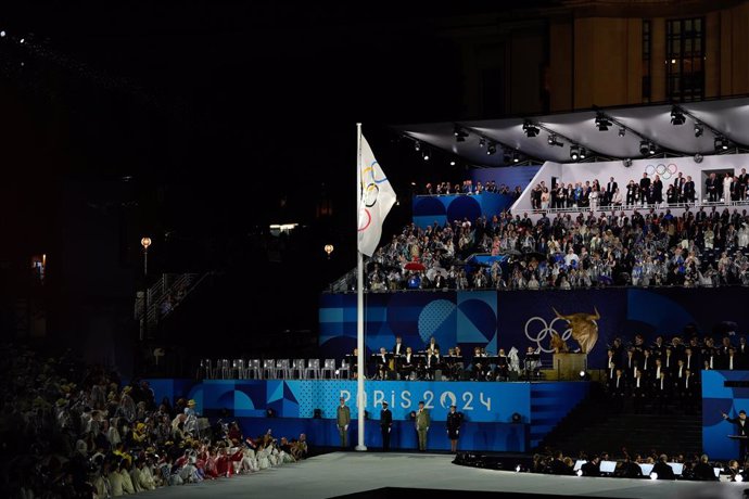 Archivo - The Olympic Flag is raised at Place du Trocadero during the opening ceremony at Trocadero of the Paris 2024 Olympics Games on july 26, 2024, in Paris, Spain.