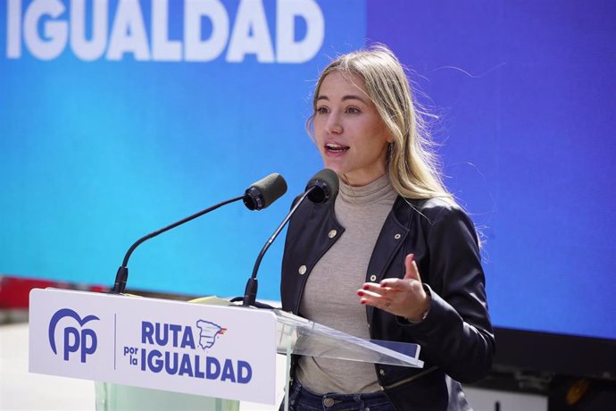 Archivo - La vicesecretaria de Movilización y Reto Digital del PP nacional, Noelia Núñez, interviene durante un acto de ‘La Ruta por la igualdad’ del Partido Popular, en la plaza de San Bartolomé, a 15 de marzo de 2024, en Logroño, La Rioja (España).