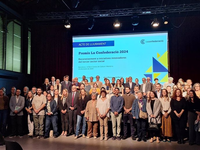 El presidente de la Generalitat, Salvador Illa, preside la entrega de los premios de La Confederació 2024, en el Born Centre de Cultura i Memòria (Born CCM).