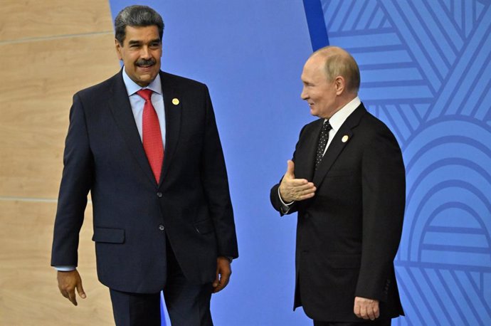 HANDOUT - 23 October 2024, Russia, Kazan: Russian President Vladimir Putin (R) welcomes Venezuela's President Nicolas Maduro during the official welcoming ceremony at BRICS Summit in Kazan. Photo: Kristina Kormilitsyna/brics-russia2024.ru/dpa - ATTENTION: