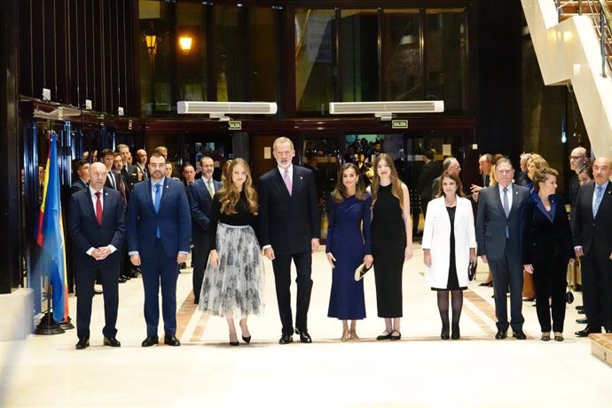 Foto de familia durante el XXXII Concierto Premios Princesa de Asturias, en el Auditorio Palacio de Congresos "Príncipe Felipe" de Oviedo, a 24 de octubre de 2024, en Oviedo, Asturias (España). Este acto es la antesala a la ceremonia de entrega de los Pre