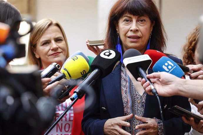 La delegada del Gobierno en la Comunidad Valenciana, Pilar Bernabé (i), y la ministra de igualdad, Ana Redondo (d), atienden a los medios de comunicación (archivo)