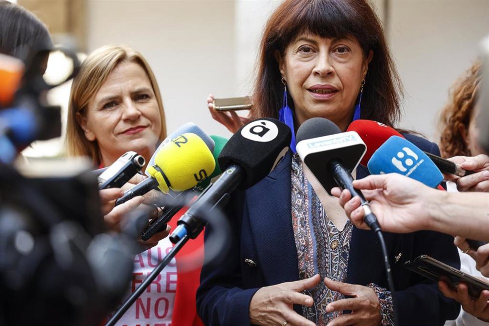 La delegada del Gobierno en la Comunidad Valenciana, Pilar Bernabé (i), y la ministra de igualdad, Ana Redondo (d), atienden a los medios de comunicación (archivo)