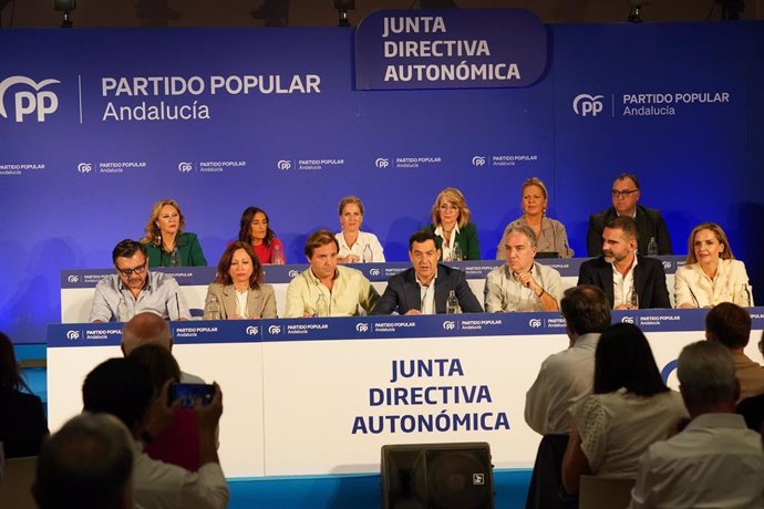 Los presidentes del PP andaluz y malagueño, Juanma Moreno y Patricia Navarro,  junto al vicesecretario de Coordinación Autonómica y Local y Análisis Electoral del PP, Elías Bendodo, en la reunión de la Junta Directiva Autonómica.