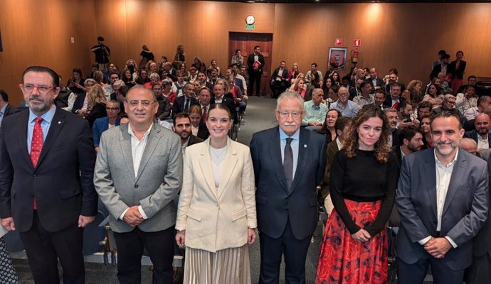 El delegado del Gobierno en Baleares, Alfonso Rodríguez, la presidenta del Govern, Marga Prohens, la secretaria de Estado de Turismo, Rosario Sánchez, y el presidente de la Cámara de Comercio de Mallorca, Eduardo Soriano.