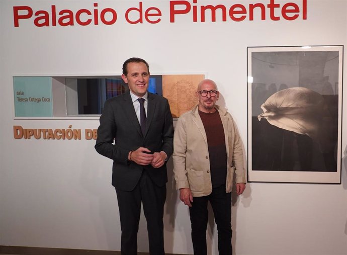 El presidente de la Diputación de Valladolid, Conrado Íscar, y Fernando Caballa, ganador del primer premio.