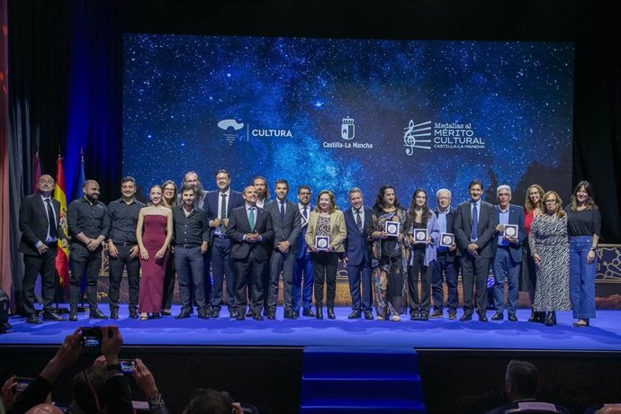 El presidente de Castilla-La Mancha, Emiliano García-Page, ha entregado, en el Teatro Cervantes de Campo de Criptana, las Medallas al Mérito Cultural 2023 de Castilla-La Mancha